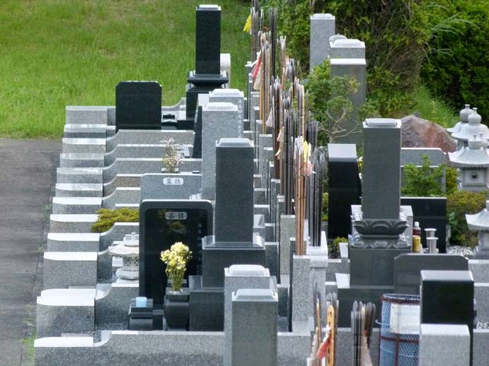 向かいのマンションの女が双眼鏡でこっち見てるっぽいんだが