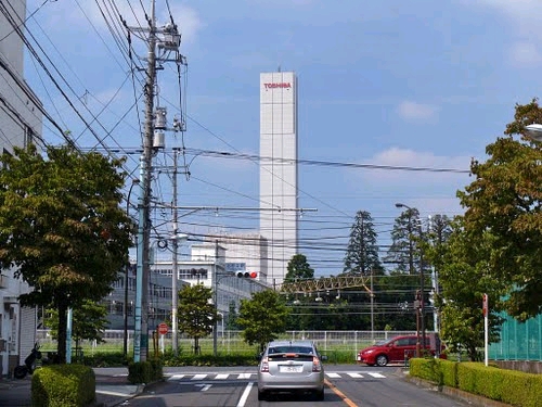 ���ł̕{���H��i�{�����Ə��j�ɂ��铃�ɂ̓��P�b�g���B����Ă���